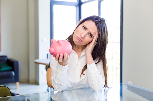 Foto mujer bonita adulta joven con un concepto de ahorro y dinero de la alcancía