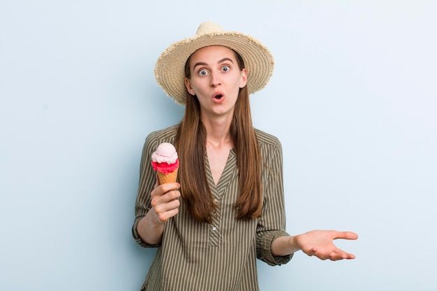 Mujer bonita adulta joven con un helado