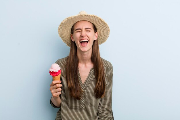 Mujer bonita adulta joven con un helado