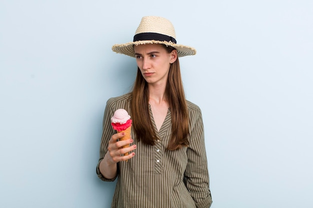 Mujer bonita adulta joven con un helado