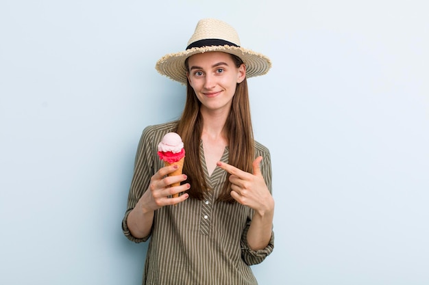 Mujer bonita adulta joven con un helado