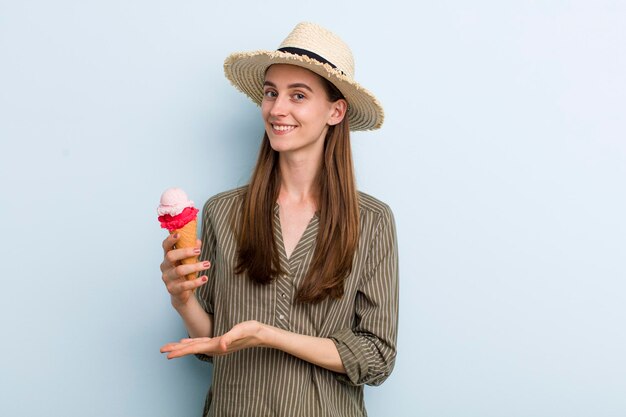 Mujer bonita adulta joven con un helado