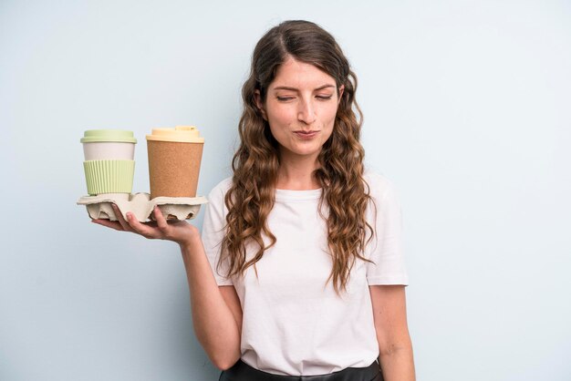 Mujer bonita adulta joven para llevar el concepto de café