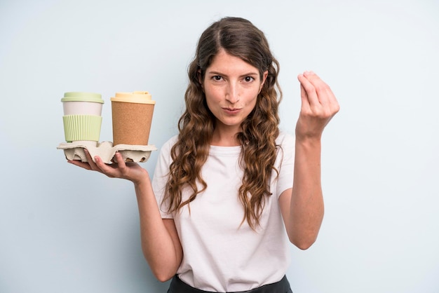 Mujer bonita adulta joven para llevar el concepto de café