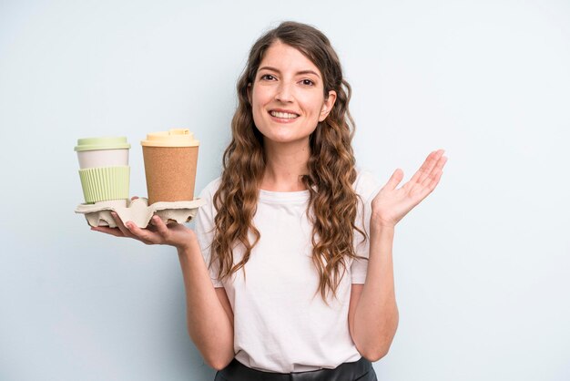 Mujer bonita adulta joven para llevar el concepto de café