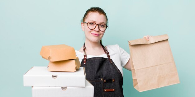 Mujer bonita adulta joven para llevar el concepto de comida a domicilio