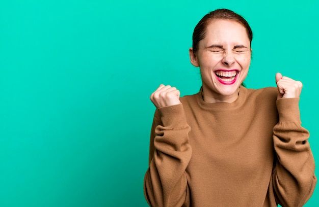 Mujer bonita adulta joven con un lugar vacío para su concepto