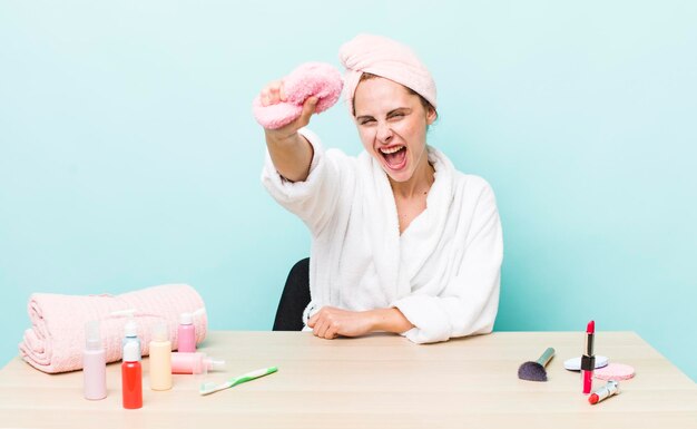 Mujer bonita adulta joven maquillando y concepto de belleza