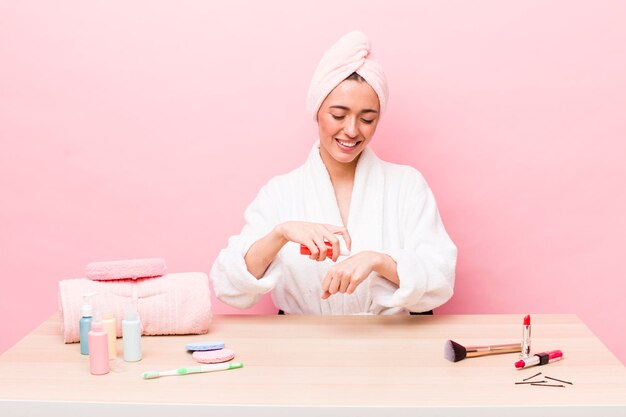 Mujer bonita adulta joven maquillando y concepto de belleza