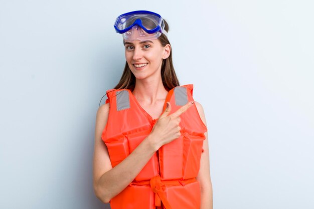 Foto mujer bonita adulta joven que lleva el concepto del barco del chaleco salvavidas