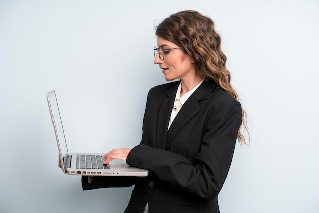 Mujer bonita adulta joven que sostiene una computadora portátil