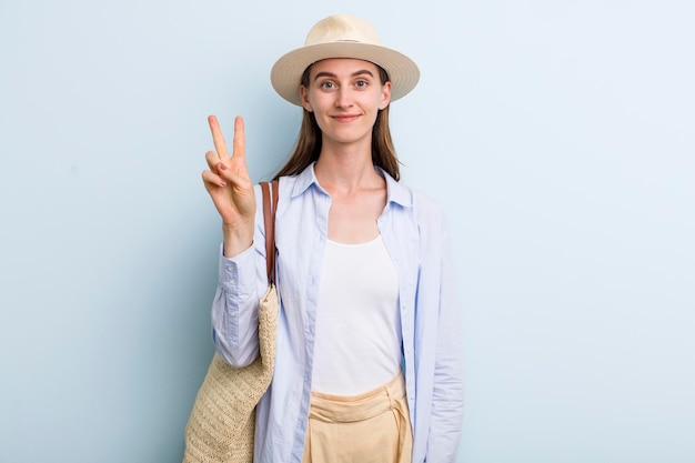 Mujer bonita adulta joven en sus vacaciones de verano