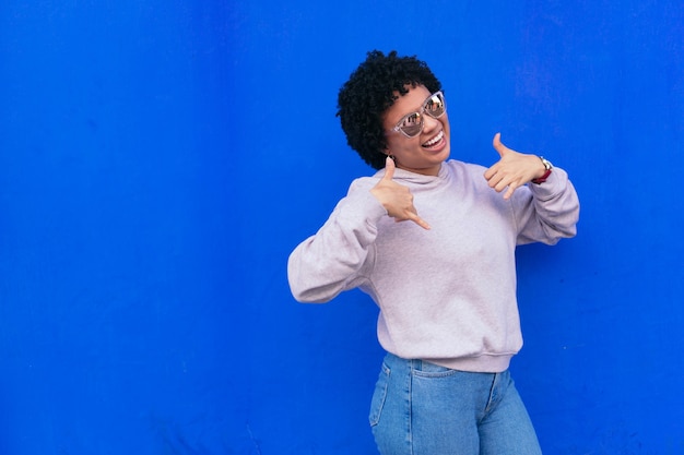 Mujer bonita afro con gafas de sol