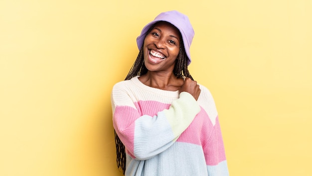 Mujer bonita afro negra que se siente feliz, positiva y exitosa, motivada cuando se enfrenta a un desafío o celebra buenos resultados