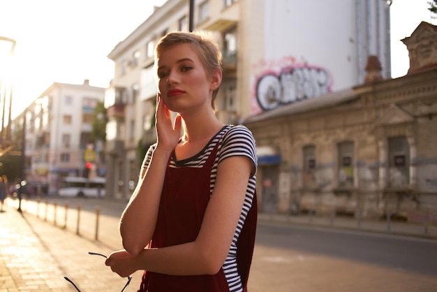 Mujer bonita al aire libre con estilo de vida solar de pelo corto Foto de alta calidad