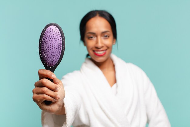 Una mujer bonita americana. expresión feliz y sorprendida ... concepto de cepillo de pelo concepto de cepillo de pelo