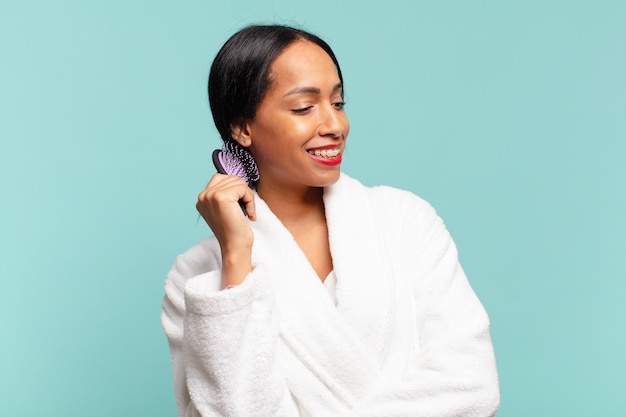 Una mujer bonita americana. expresión feliz y sorprendida ... concepto de cepillo de pelo concepto de cepillo de pelo