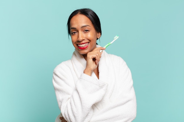 Una mujer bonita americana feliz y sorprendida expresión concepto de cepillo de dientes