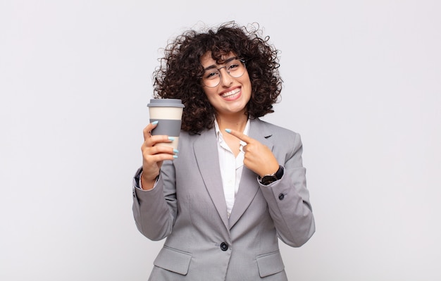 Mujer bonita árabe con un café para llevar. concepto de empresaria