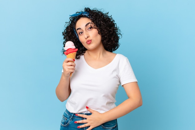 Mujer bonita árabe con helado