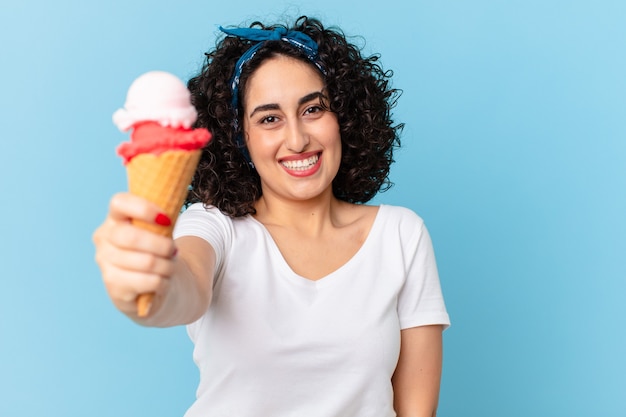 Mujer bonita árabe con helado