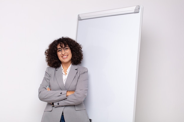 Mujer bonita árabe con una pizarra blanca. concepto de negocio