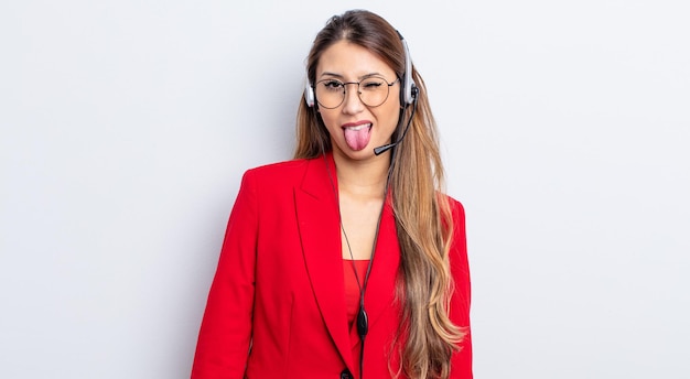 Mujer bonita asiática con actitud alegre y rebelde, bromeando y sacando la lengua. concepto de telemarcador