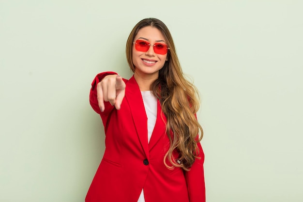 Mujer bonita asiática apuntando a la cámara eligiendo tu concepto de negocio