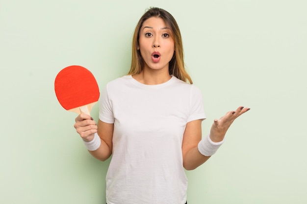 mujer bonita asiática asombrada, conmocionada y asombrada con una sorpresa increíble. concepto de ping pong