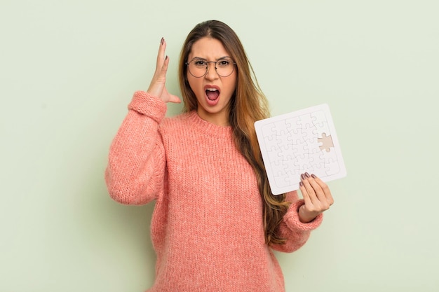 Mujer bonita asiática gritando con las manos en el concepto de rompecabezas de aire