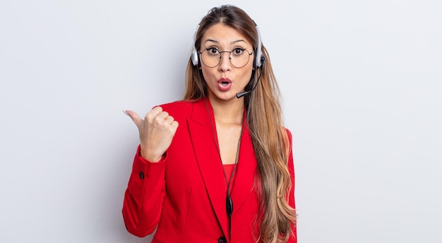 Mujer bonita asiática que parece asombrada con incredulidad. concepto de telemarcador