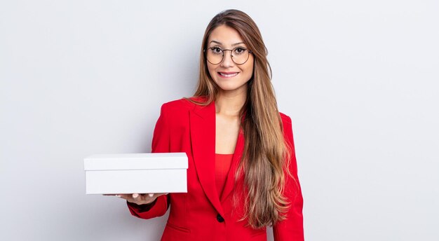 mujer bonita asiática que parece desconcertada y confundida. concepto de caja en blanco