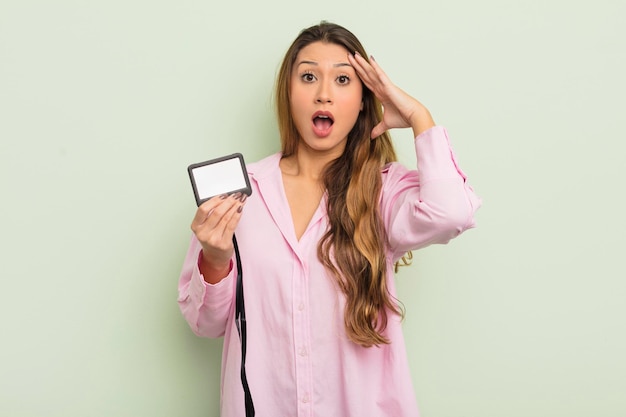 Mujer bonita asiática que parece feliz, asombrada y sorprendida. concepto de identificación de tarjeta de pase