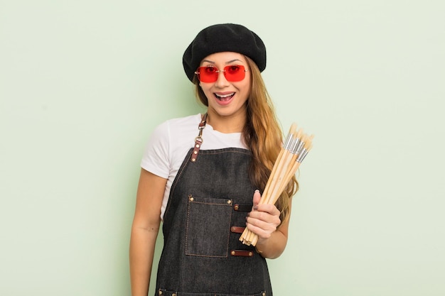 Mujer bonita asiática que parece feliz y gratamente sorprendida. concepto de artista