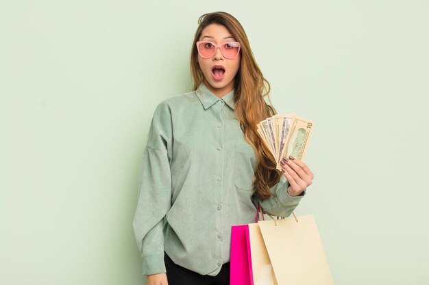 Foto mujer bonita asiática que parece muy conmocionada o sorprendida concepto de bolsas de compras