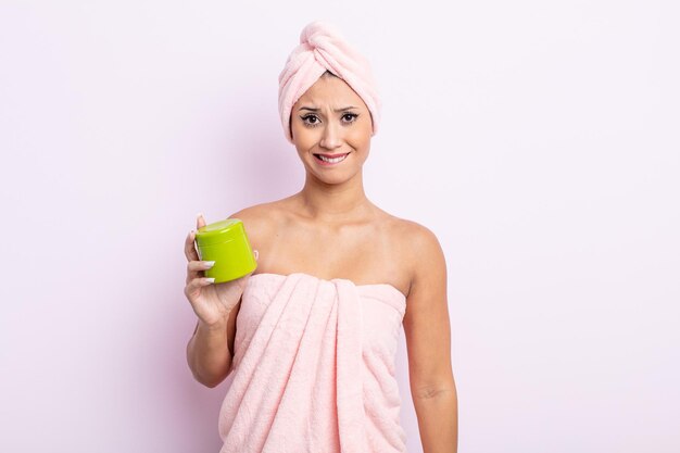 Mujer bonita asiática que parece perpleja y confundida. concepto de cuidado y mascarilla para el cabello