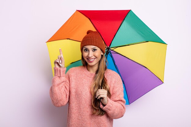 Mujer bonita asiática que se siente como un genio feliz y emocionado después de darse cuenta de una idea. concepto de paraguas