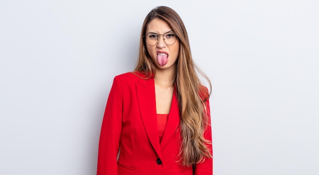 Mujer bonita asiática que se siente disgustada e irritada y con la lengua fuera. concepto de negocio