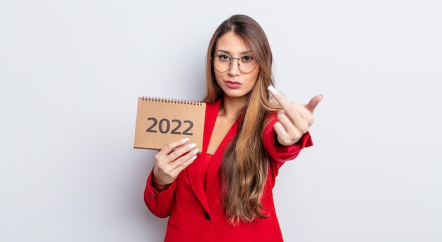 Mujer bonita asiática que se siente enojada, molesta, rebelde y agresiva. concepto de calendario