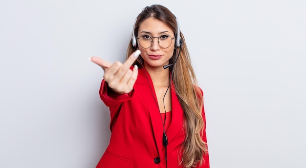 Mujer bonita asiática que se siente enojada, molesta, rebelde y agresiva. concepto de telemarker