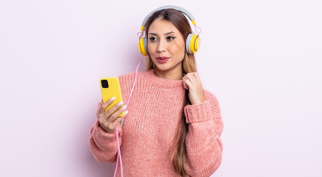 Mujer bonita asiática que se siente estresada, ansiosa, cansada y frustrada. concepto de auriculares y teléfono