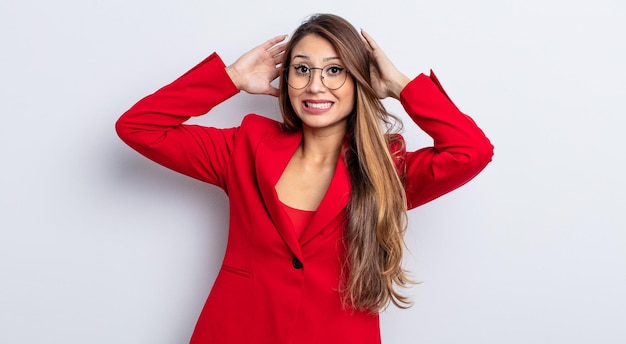 Mujer bonita asiática que se siente estresada ansiosa o asustada con las manos en el concepto de negocio de cabeza