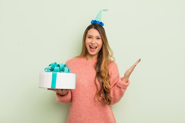 mujer bonita asiática que se siente feliz y asombrada por algo increíble. concepto de cumpleaños