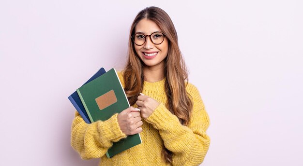 Mujer bonita asiática que se siente feliz y enfrenta un desafío o celebra. concepto de estudiante