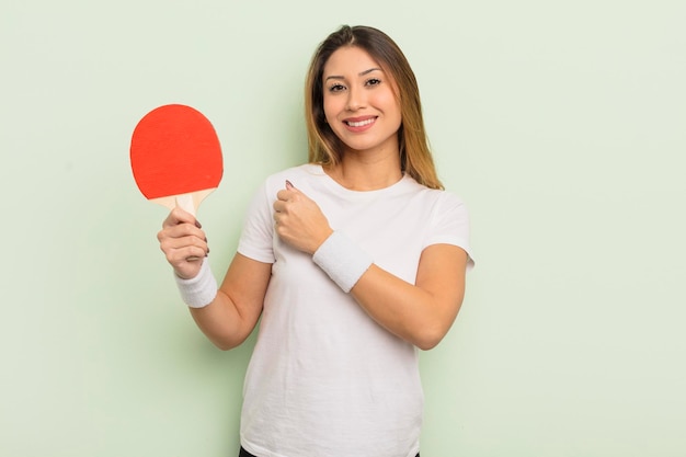 Mujer bonita asiática que se siente feliz y enfrenta un desafío o celebra el concepto de ping pong