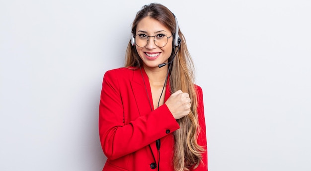 Mujer bonita asiática que se siente feliz y enfrenta un desafío o celebra. concepto de telemarcador