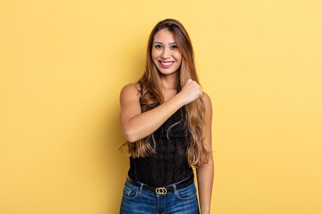 Mujer bonita asiática que se siente feliz y enfrenta un desafío o celebrando