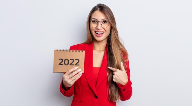 Mujer bonita asiática que se siente feliz y se señala a sí misma con un concepto de calendario emocionado