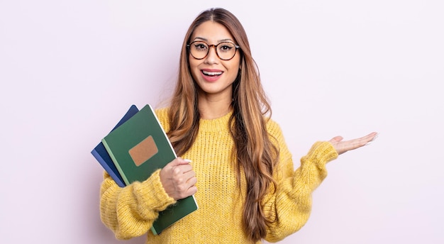 Mujer bonita asiática que se siente feliz, sorprendida al darse cuenta de una solución o idea. concepto de estudiante