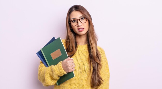 Mujer bonita asiática que se siente perpleja y confundida. concepto de estudiante